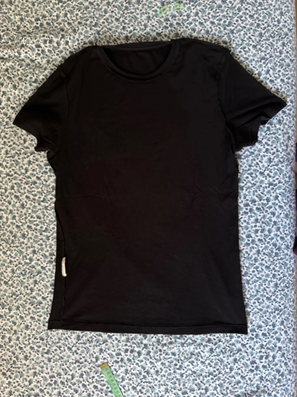 Camiseta preta com bolso cinza – photo 13